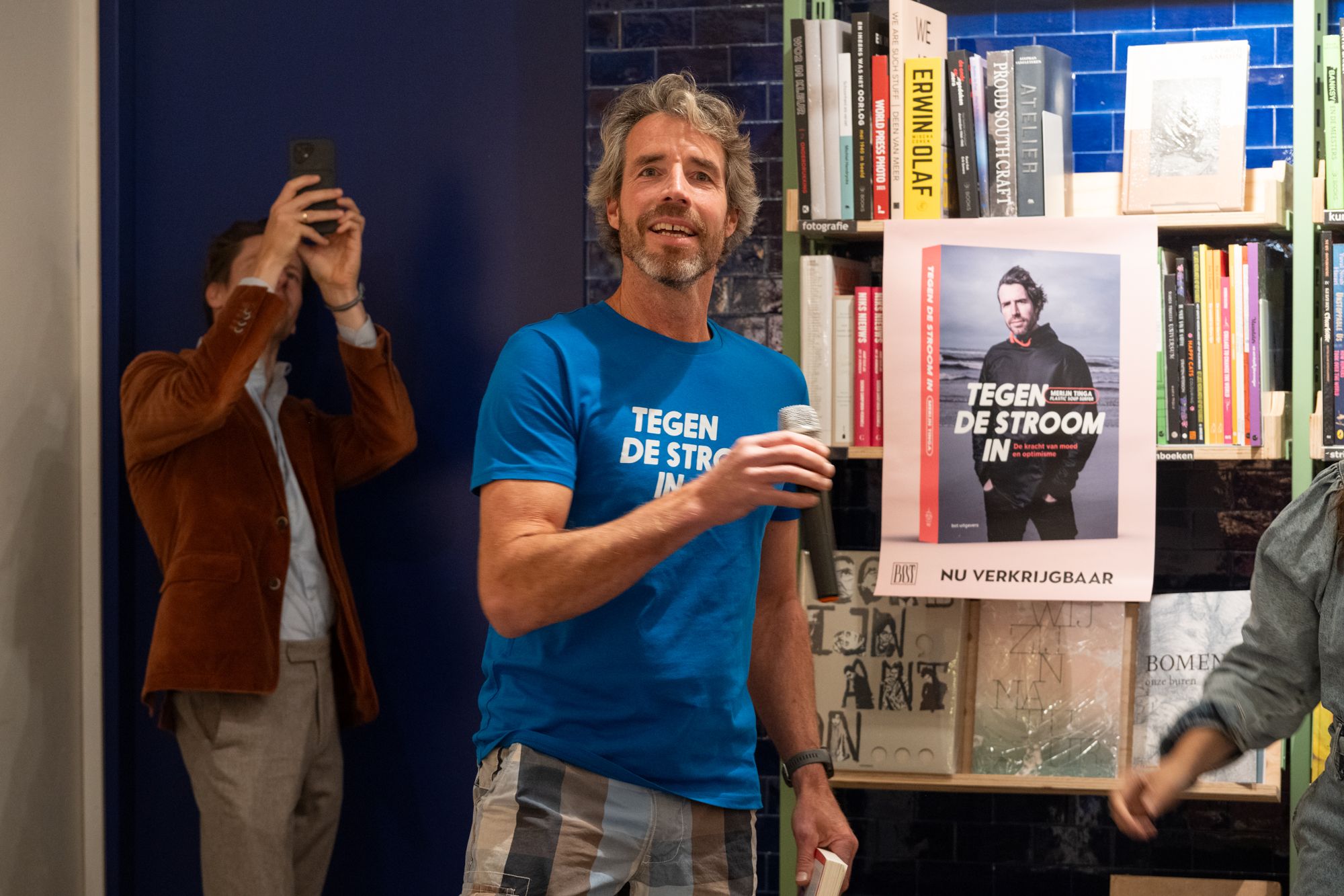 Tegen de Stroom In medium plastic soup surfer